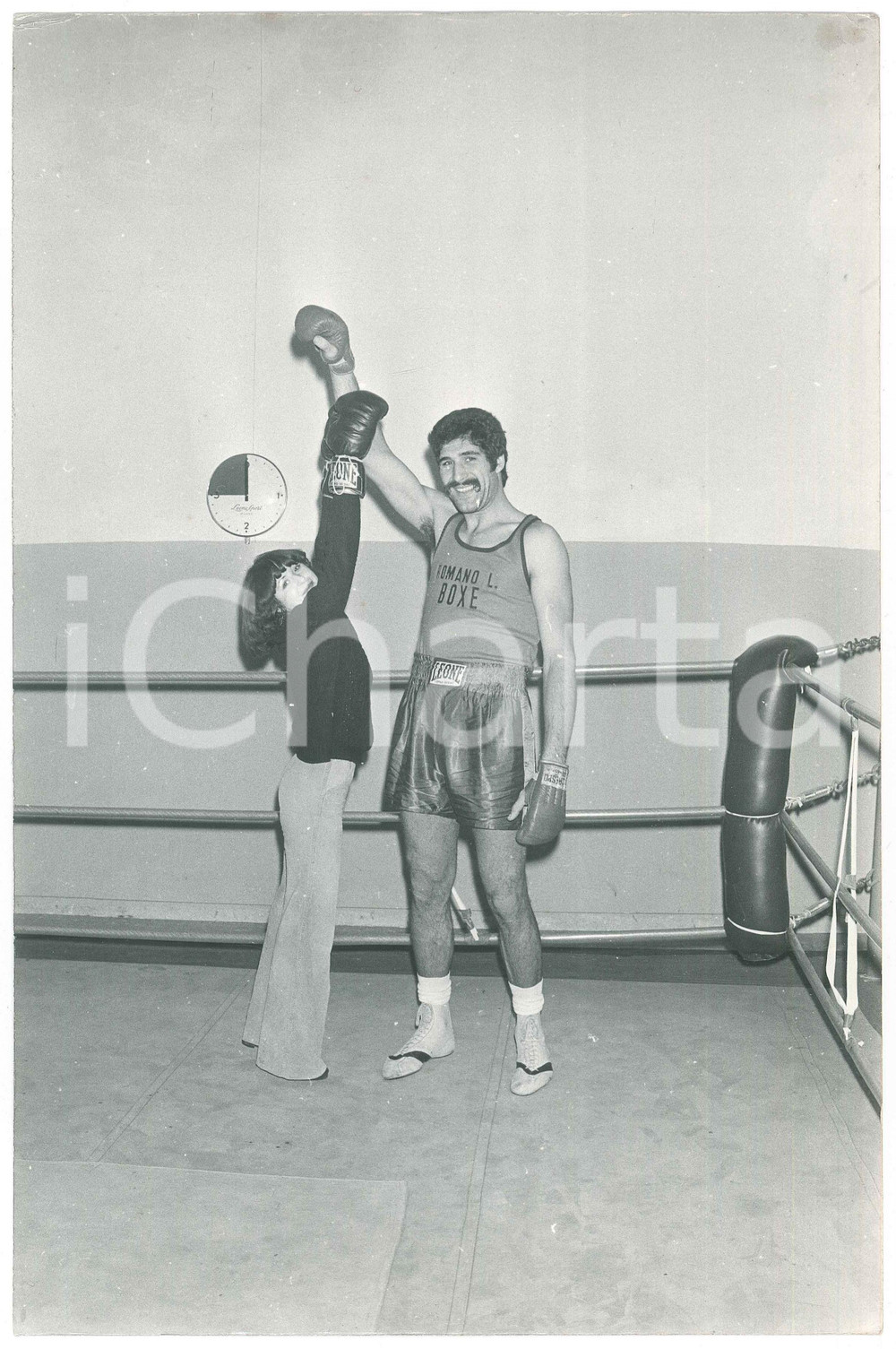 Fotografia d epoca originale 1970 ca ITALIA  PUGILATO Romano L. Boxe  Pugile vs. ragazza  Foto 20x30 4 1