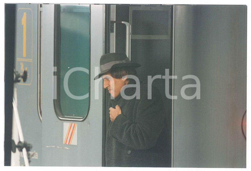 Fotografia d epoca originale 1990 MILANO Stazione Centrale  Adriano CELENTANO su un treno 1 Foto di scena 1