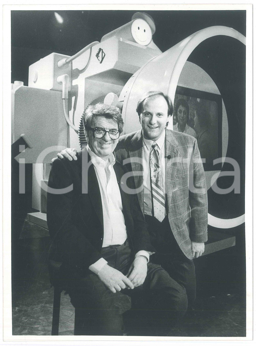 1990 ca TV "Candid Camera Show" - Nanni LOY Gerry SCOTTI Foto 1 Fotografia di agenzia. CONDIZIONI:GOOD/buonoFORMATO: 18x24 cm originale e autentica 1