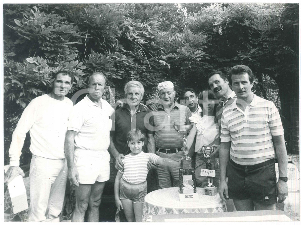 Fotografia d epoca originale 1983 CICLISMO FAVIGNANA Gino BARTALI alla premiazione di una gara Foto 1