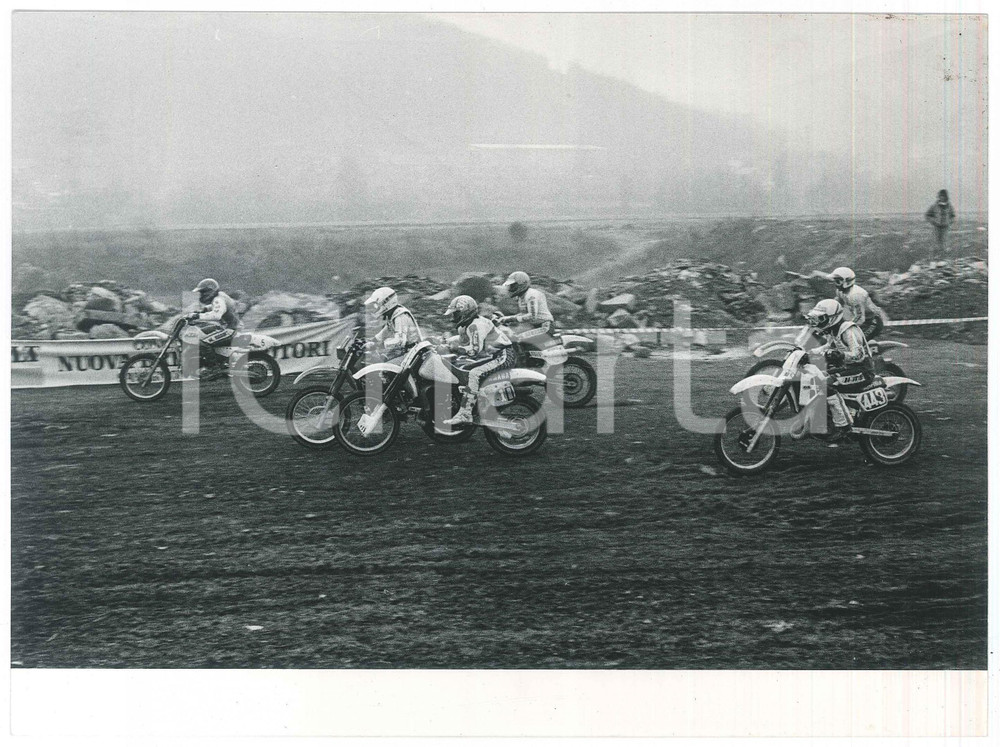 1984 CASELLA (GE) Gara di MOTOCROSS - Fotografia 23x18 cm (2)  Fotografia d'agenzia, con didascalia al verso.  POOR/danneggiato macchie marginali Formato: 23x17 cm originale e autentica 1