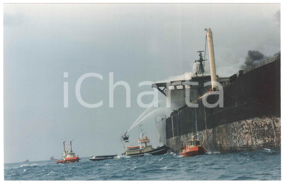 Fotografia d epoca originale 1991 LIVORNO Disastro MOBY PRINCE  Operazioni di raffreddamento  Foto 1