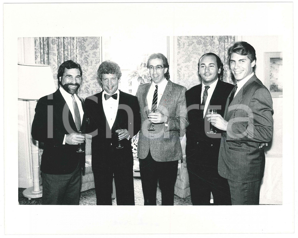 1985 ca COSTUME ITALIA Vittorio CECCHI GORI a un rinfresco - Foto 25x20 cm Fotografia di agenzia. FAIR/discreto lievi macchie di inchiostro Formato: 25x20 cm originale e autentica 1