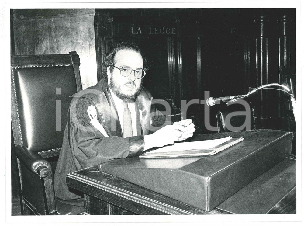 Fotografia d epoca originale 1985 ca Tribunale di BERGAMO  Magistrato Mario CONTE Foto 24x18 cm 1