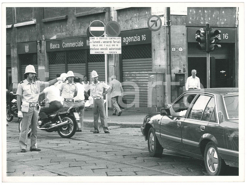 Fotografia d epoca originale 1980 ca MILANO PORTA ROMANA Vigili urbani al lavoro Foto COSTUME 24x18 cm 1