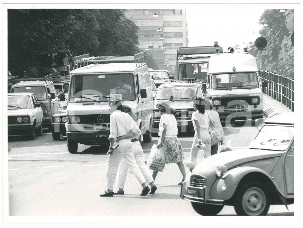 Fotografia d epoca originale 1980 ca MILANO Pedoni nel traffico Foto COSTUME 24x18 cm 1