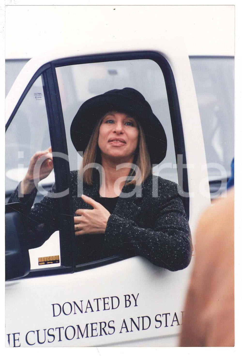 Fotografia d epoca originale 1994 LONDON Barbra STREISAND dona pullmini per bambini disabili 1 Foto 1