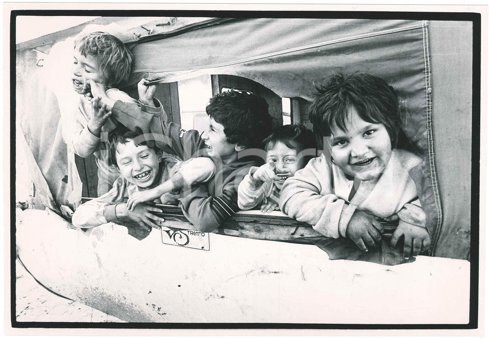 Fotografia d epoca originale 1990 ca ITALIA  NOMADI  Vita in un campo rom Foto artistica 29x20 4 1