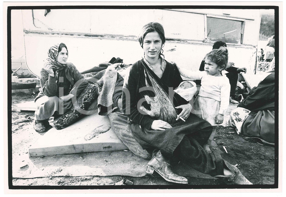 Fotografia d epoca originale 1990 ca ITALIA  NOMADI  Vita in un campo rom Foto artistica 29x20 3 1