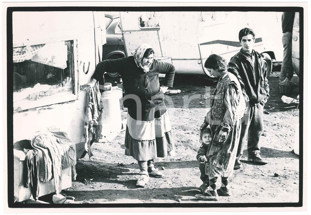 Fotografia d epoca originale 1990 ca ITALIA  NOMADI  Vita in un campo rom Foto artistica 29x20 1 1