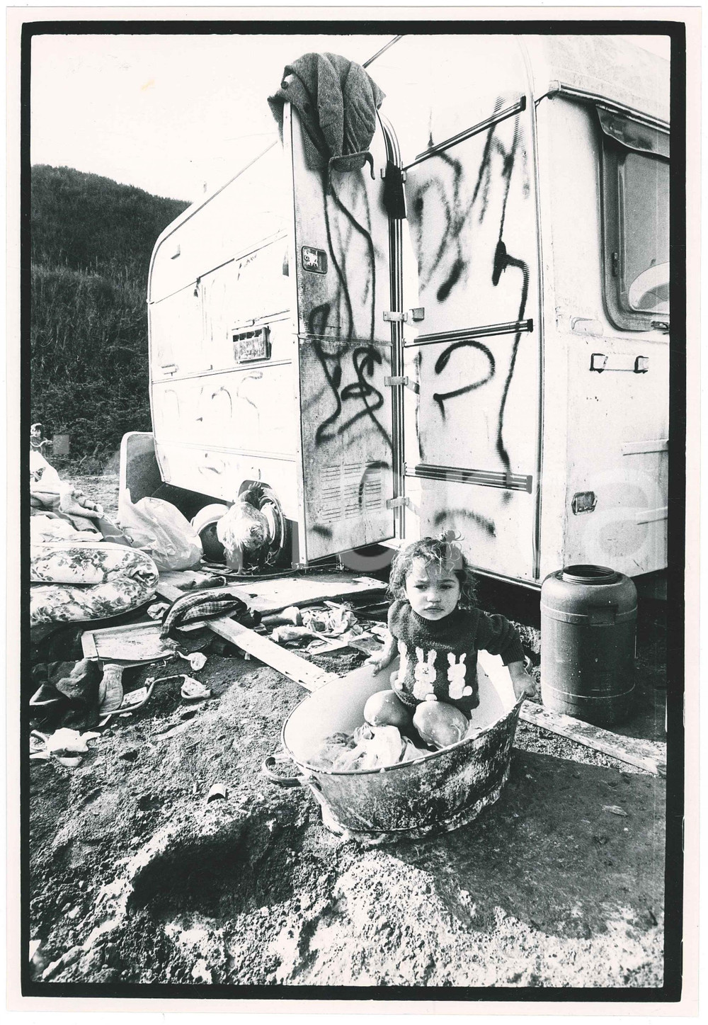 Fotografia d epoca originale 1990 ca ITALIA  NOMADI  Vita in un campo rom Foto artistica 20x29 5 1