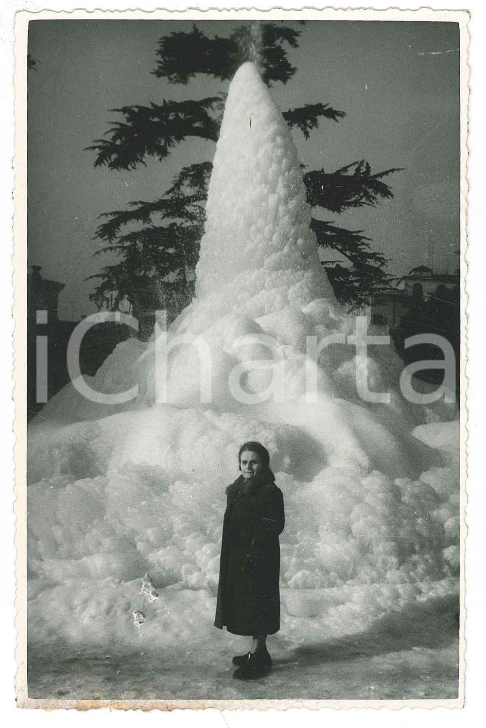 Fotografia d epoca originale 1956 CASTELVECCHIO VR Donna presso un cumulo di ghiaccio  Foto CURIOSA 9x14 1