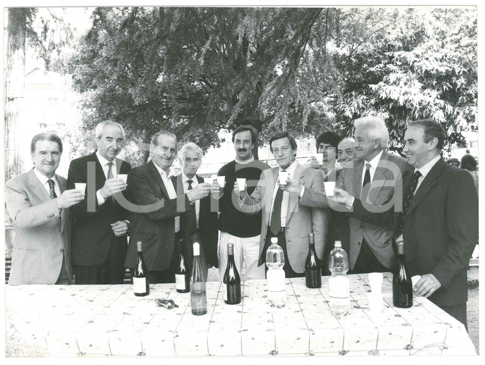 Fotografia d epoca originale 1990 SAVIGNONE GE Il sindaco Italo GUELFI con i Maestri di Lione  Foto 24x17 1