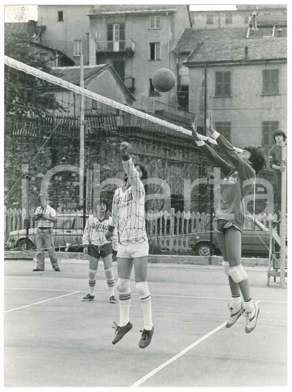 Fotografia d epoca originale 1982 BUSALLA GE Ragazzi giocano a pallavolo per le MICRO OLIMPIADI Foto 17x24 1