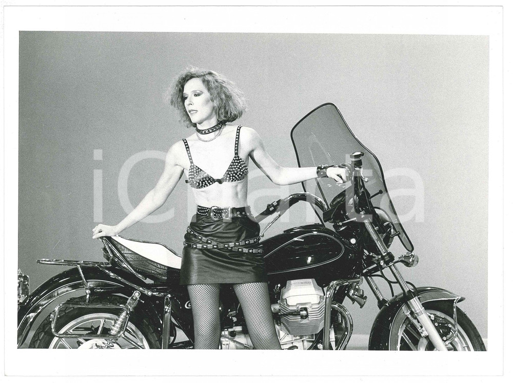 Fotografia d epoca originale 1985 RAI Loretta Goggi in quiz  Loretta GOGGI motociclista  Foto 24x18 cm 1