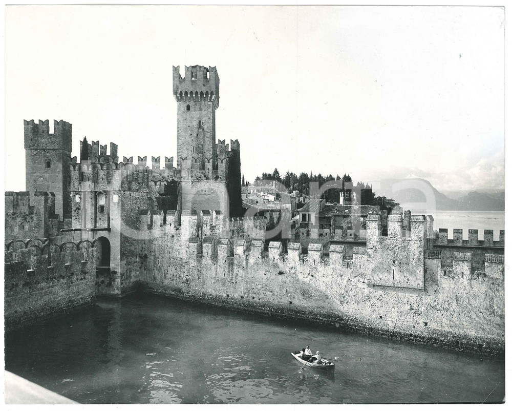 Fotografia d epoca originale 1970 ca SIRMIONE Castello Scaligero  Barca a remi sul Lago di Garda  Foto 1