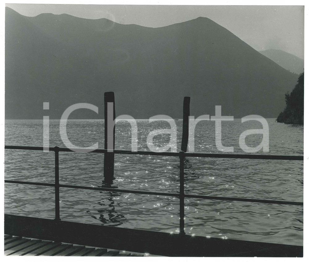 Fotografia d epoca originale 1960 ca LAGO DI GARDA Molo e pali da ormeggio  Panorama  Foto 21x18 cm 1