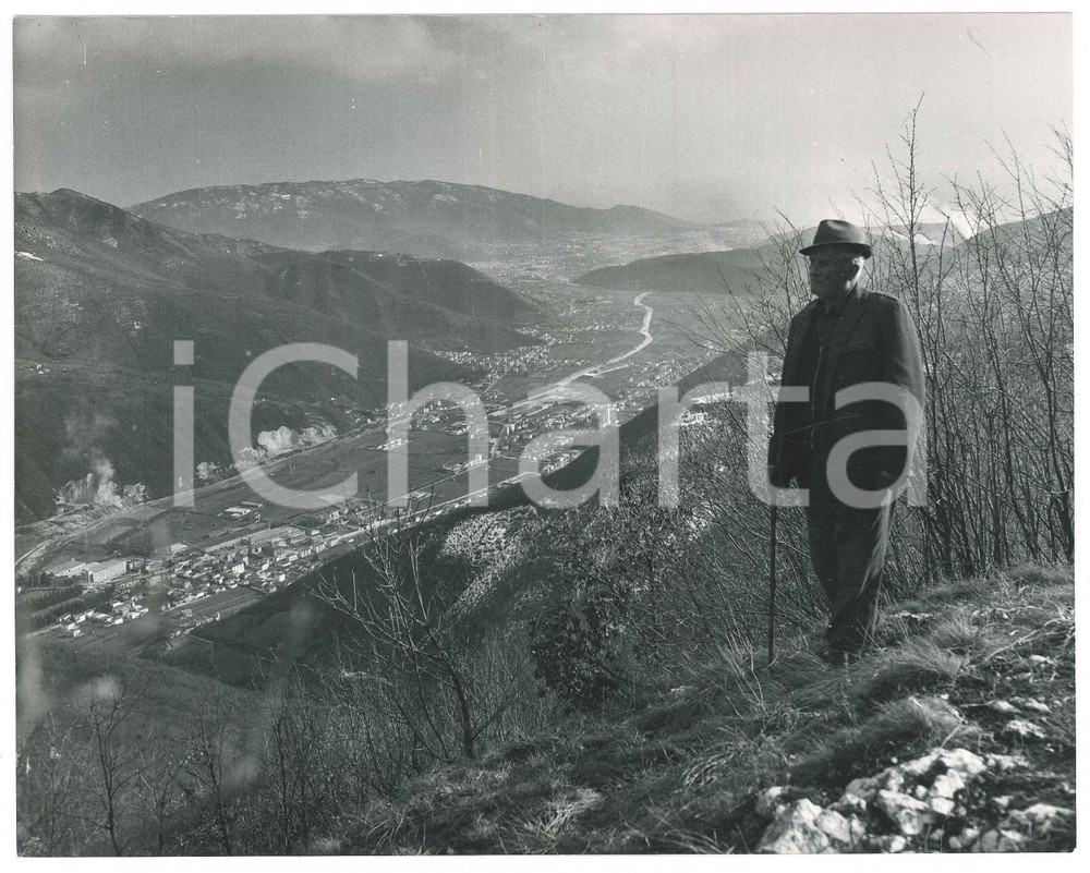 Fotografia d epoca originale 1960 ca VAL CAMONICA  VAL TROMPIA Anziano ammira il panorama  Foto 23x18 cm 1