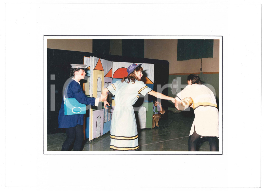 Fotografia d epoca originale 1985 SARONNO Gruppo Palcoscenico GIACOMETTO E L OCA D ORO Bianca LEOPARDI Foto 1 1