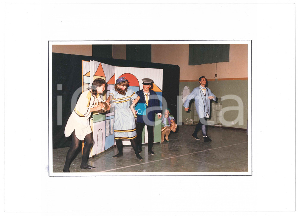Fotografia d epoca originale 1985 SARONNO Gruppo Palcoscenico GIACOMETTO E L OCA D ORO Bianca LEOPARDI Foto 2 1