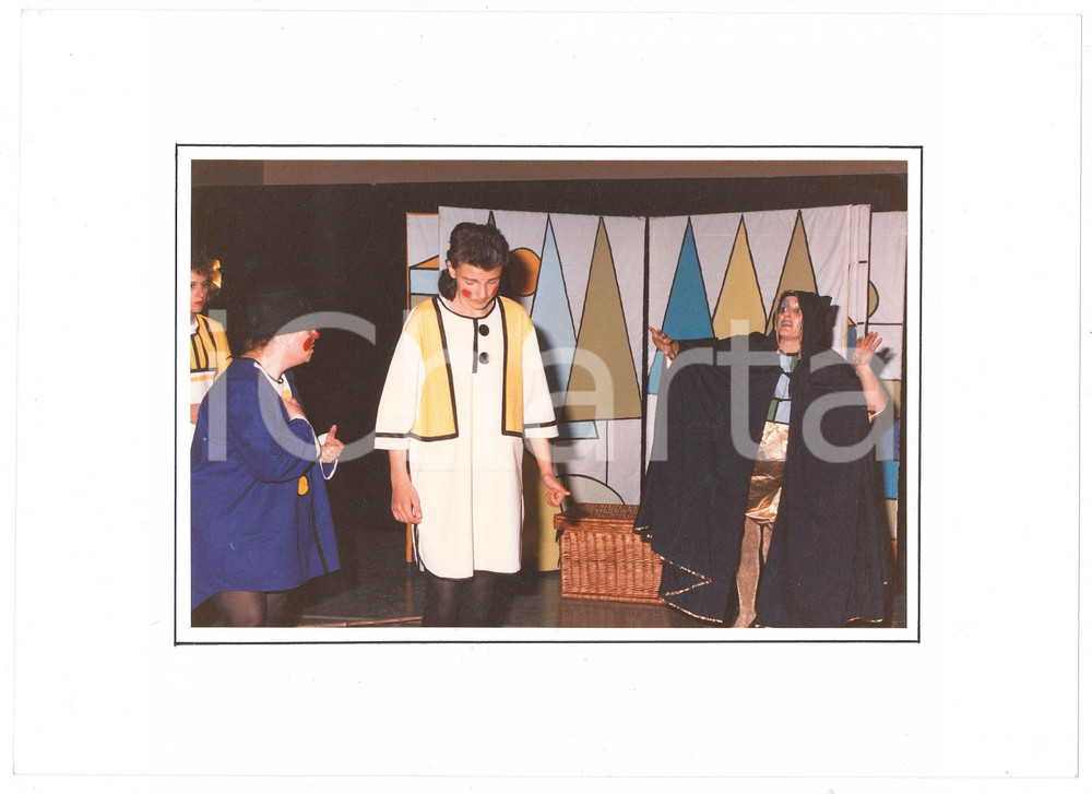 Fotografia d epoca originale 1985 SARONNO Gruppo Palcoscenico GIACOMETTO E L OCA D ORO Foto 19x12 cm 1