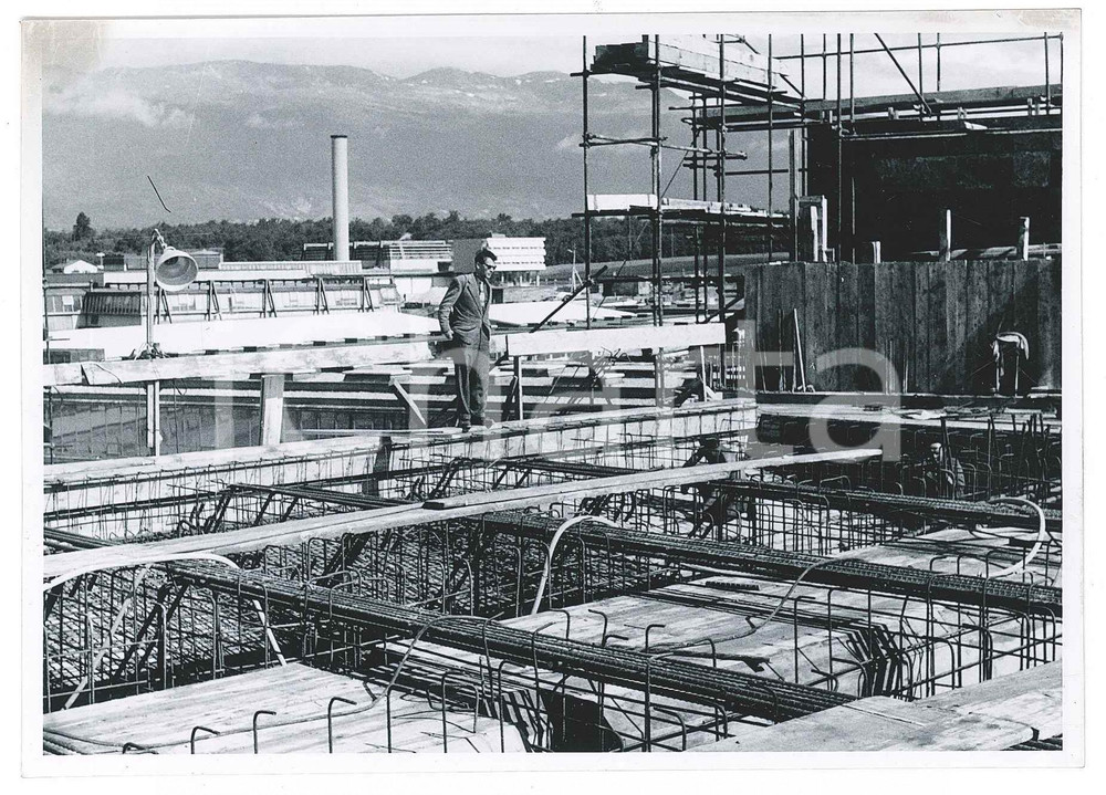 Fotografia d epoca originale Giugno 1958 GINEVRA Costruzione CERN  Main building  Posa cavi 6 Foto 1