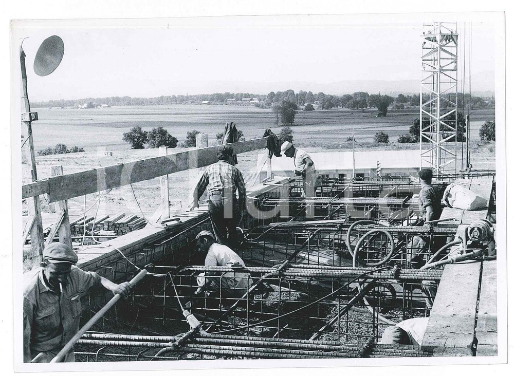 Fotografia d epoca originale Giugno 1958 GINEVRA Costruzione CERN  Main building  Posa cavi 3 Foto 1