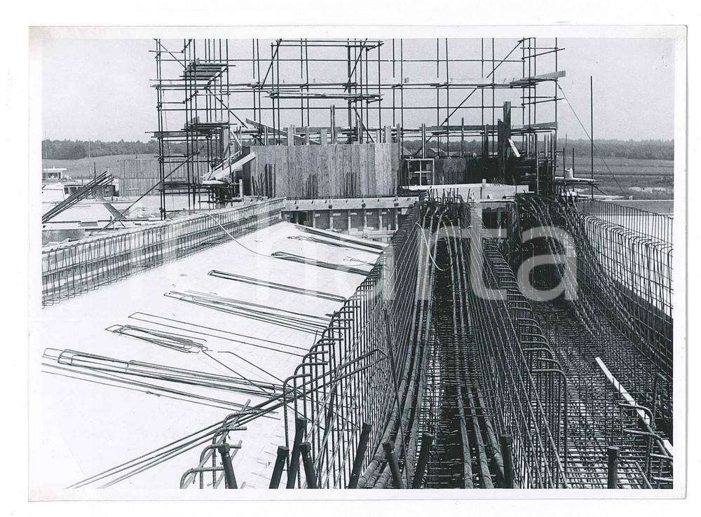 Fotografia d epoca originale Giugno 1958 GINEVRA Costruzione CERN  Main building  Posa cavi  Foto 15x10 1