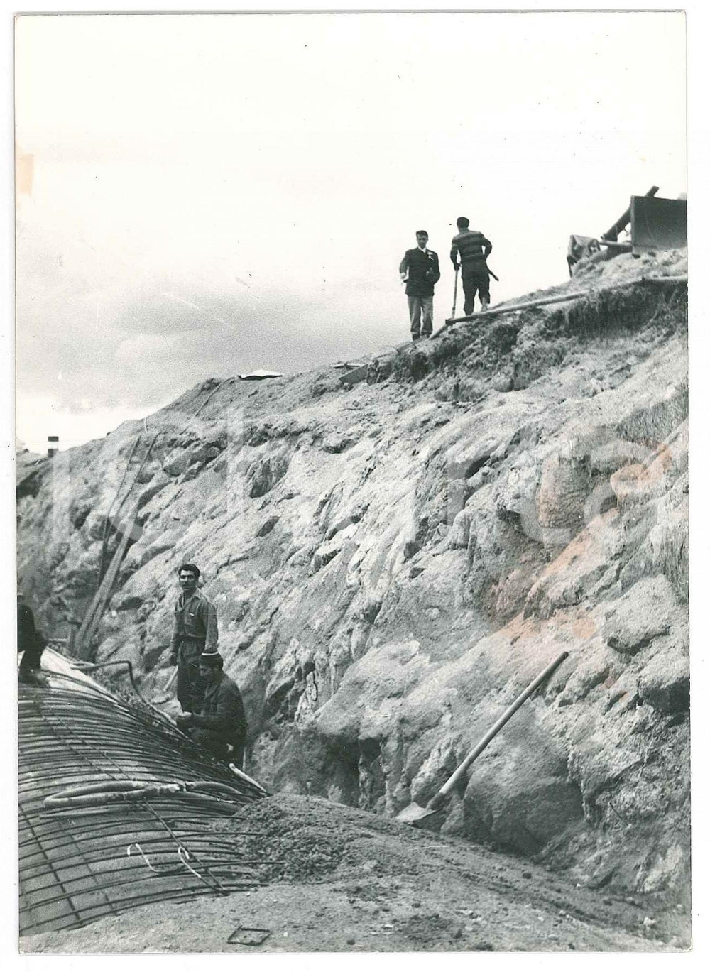 Fotografia d epoca originale 1965 ca SARDEGNA GALLURA CAPICHERA Scavo galleria artificiale  Cantiere Foto 1