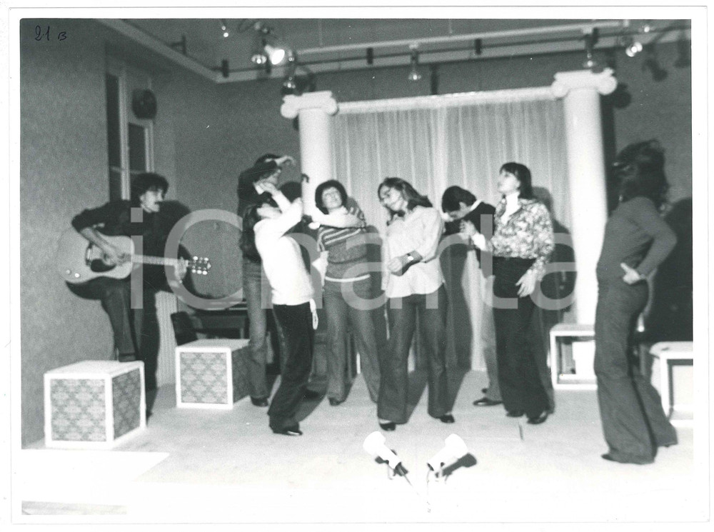 Fotografia d epoca originale 1977 RESCALDINA TEATRO  GRUPPO PALCOSCENICO  Flavia e le sue bambole Foto 1 1