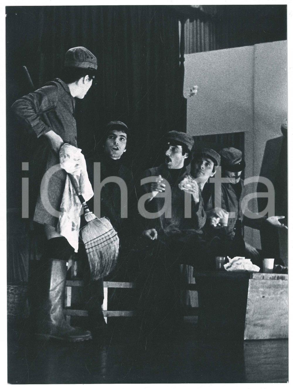 Fotografia d epoca originale 1975 SARONNO Teatro  GRUPPO PALCOSCENICO Settimo: ruba un po  meno  Foto 1 1