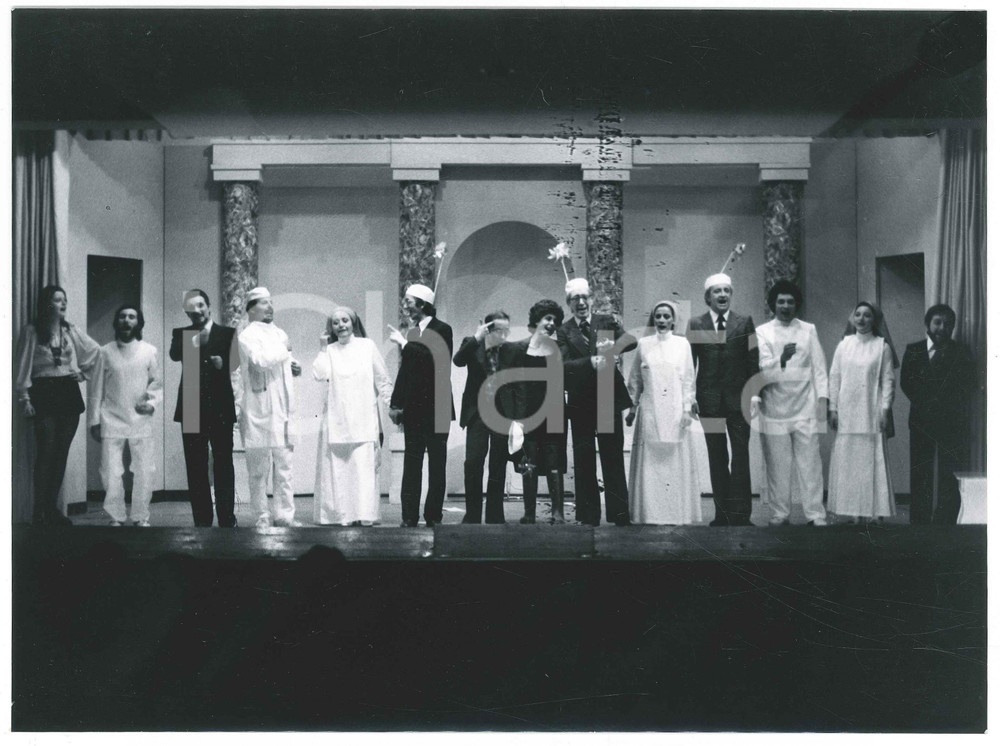 Fotografia d epoca originale 1975 SARONNO Teatro  GRUPPO PALCOSCENICO Settimo: ruba un po  meno  Foto 2 1