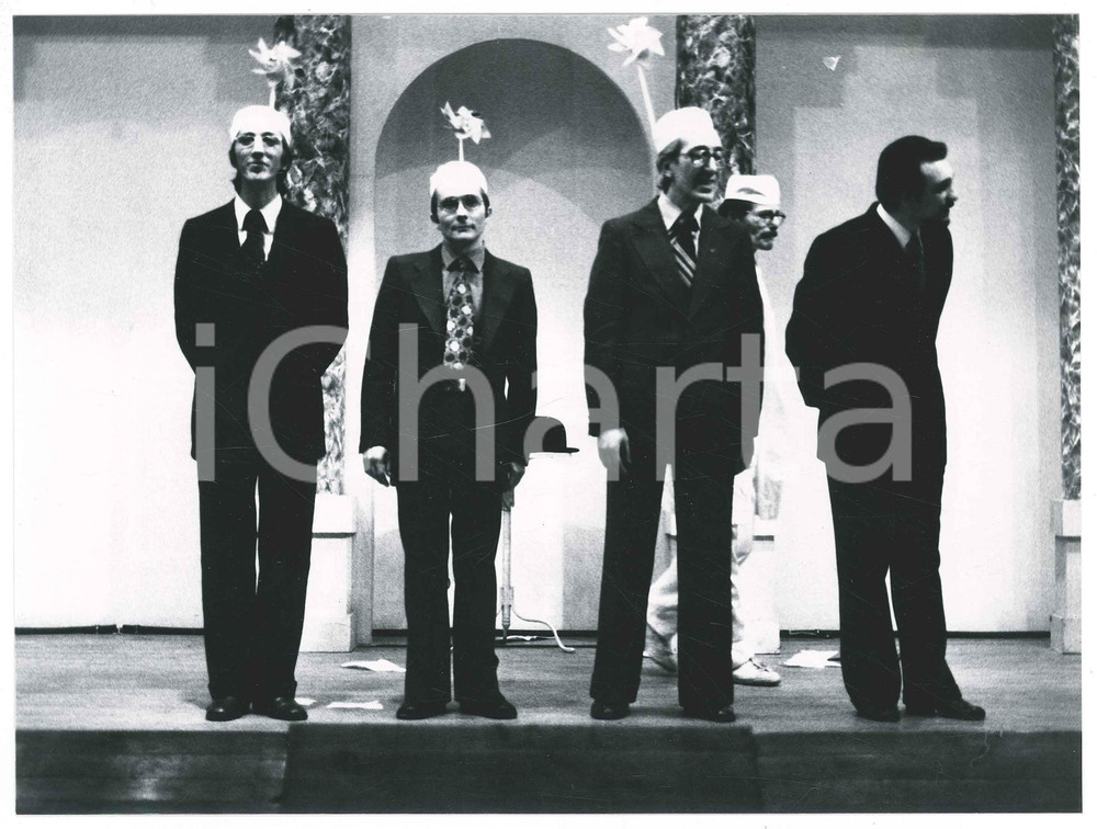 Fotografia d epoca originale 1975 SARONNO Teatro  GRUPPO PALCOSCENICO Settimo: ruba un po  meno  Foto 3 1