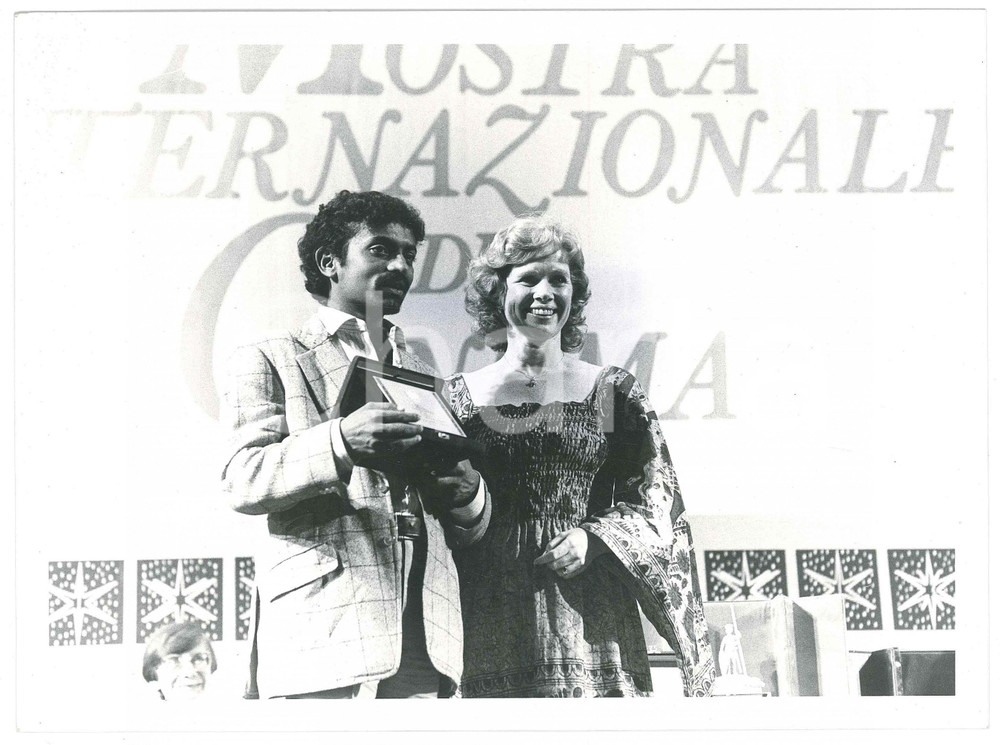 Fotografia d epoca originale 1984 VENEZIA Mostra del Cinema  Premiazione Goutam GHOSE  Foto 24x18 cm 1