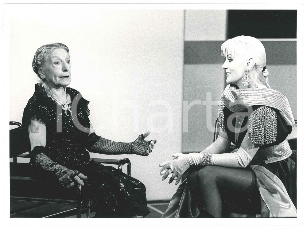 Fotografia d epoca originale 1982 COSTUME Donatella RETTORE e Paola BORBONI durante intervista 2 Foto 24x18 1