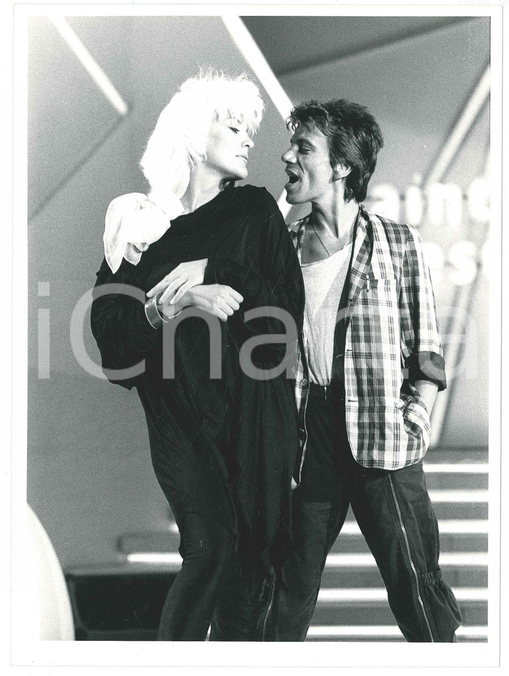 Fotografia d epoca originale 1985 ca MUSICA  SAINT VINCENT ESTATE  Donatella RETTORE 2 Foto 18x24 1