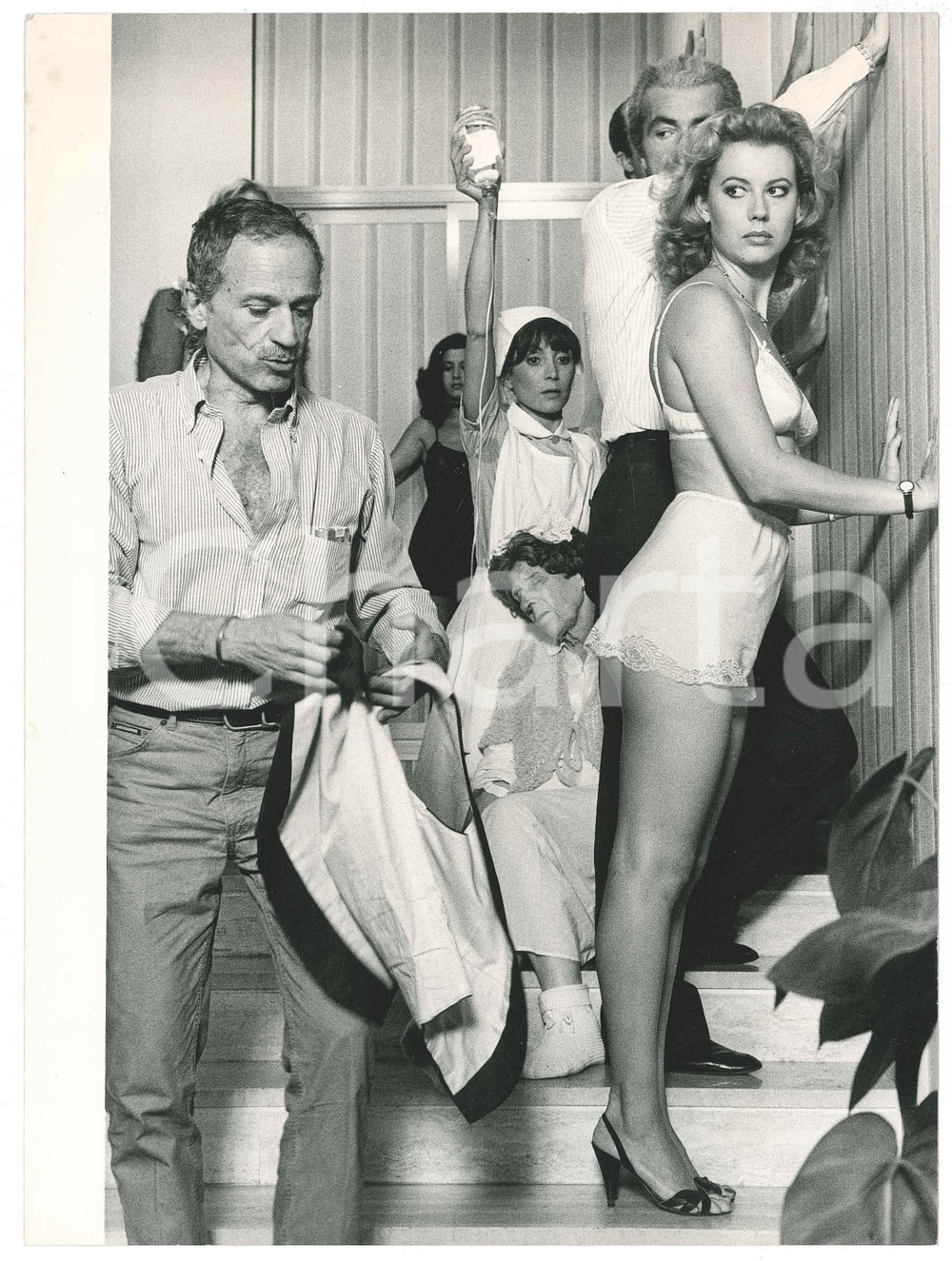 Fotografia d epoca originale 1981 CINEMA Film Teste di quoio  Daniela POGGI sul set  Foto 18x24 cm 1