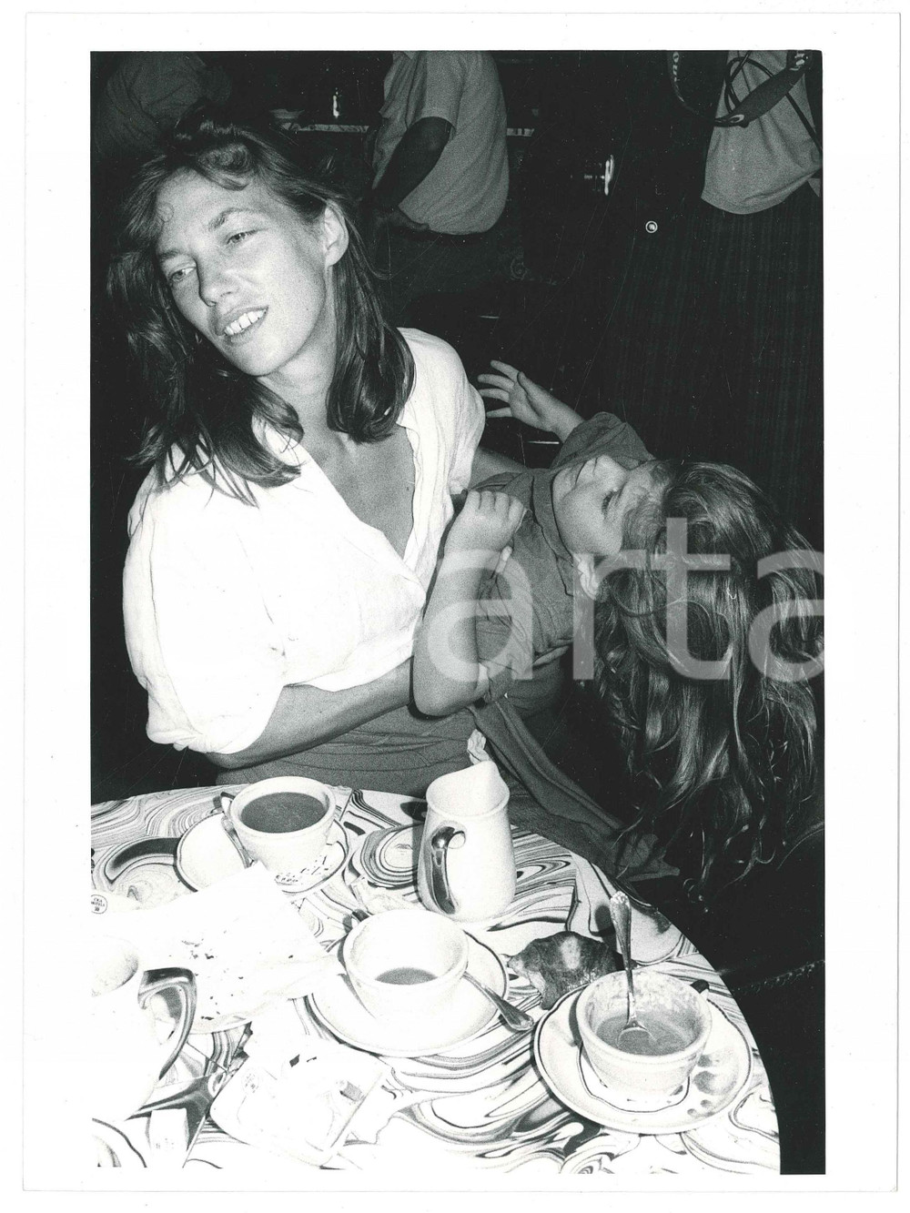 Fotografia d epoca originale 1985 ca CINEMA Jane BIRKIN con la figlia Lou DOILLON Ritratto  Foto 18x24 cm 1
