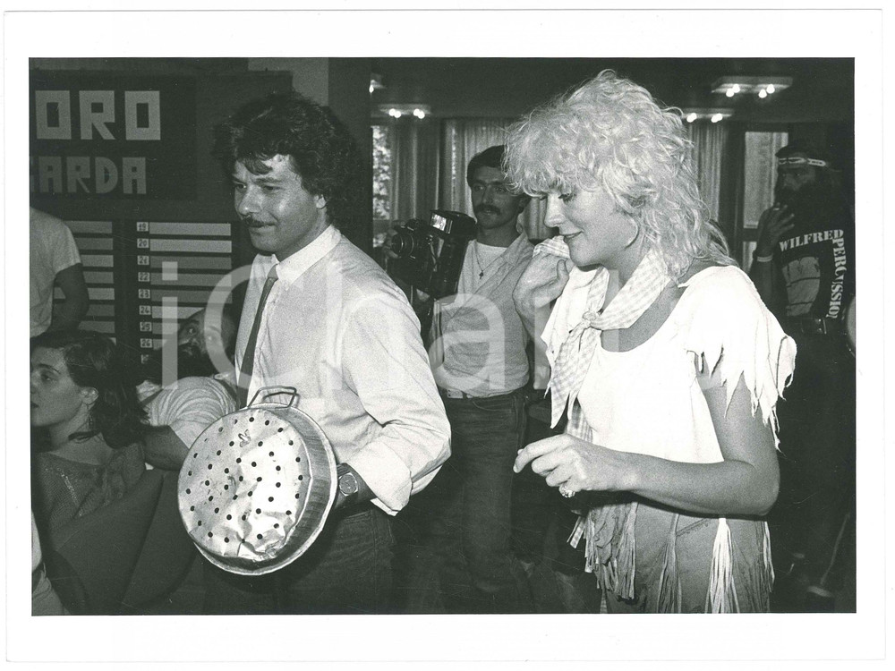 Fotografia d epoca originale 1985 ca ITALIA MUSICA Donatella RETTORE Claudio REGO a un evento 1 Foto 24x18 1