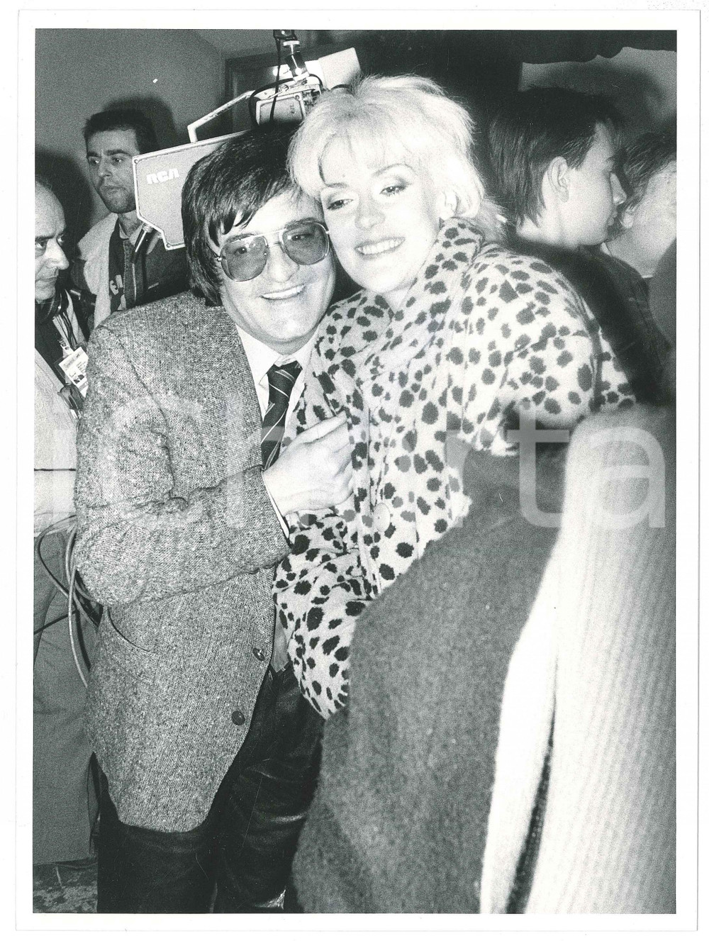 Fotografia d epoca originale 1985 ca ITALIA  MUSICA Donatella RETTORE a un evento  Foto 18x24 cm 1