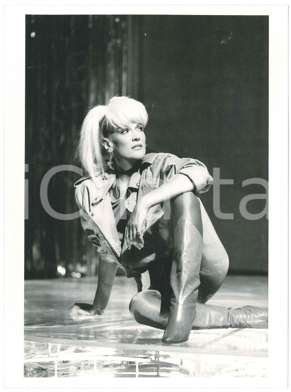 Fotografia d epoca originale 1985 ca ITALIA  MUSICA Donatella RETTORE sul palco  Foto 18x24 cm 1