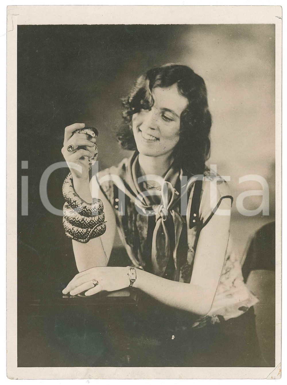 Fotografia d epoca originale 1939 CINEMA Young girl with a snake  Photo F. SZANTO BUDAPEST 1