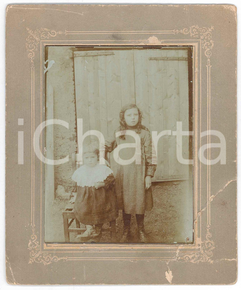 Fotografia d epoca originale 1900 ca ITALIA  Due sorelle in un cortile  Ritratto  Foto 14x17 cm 1