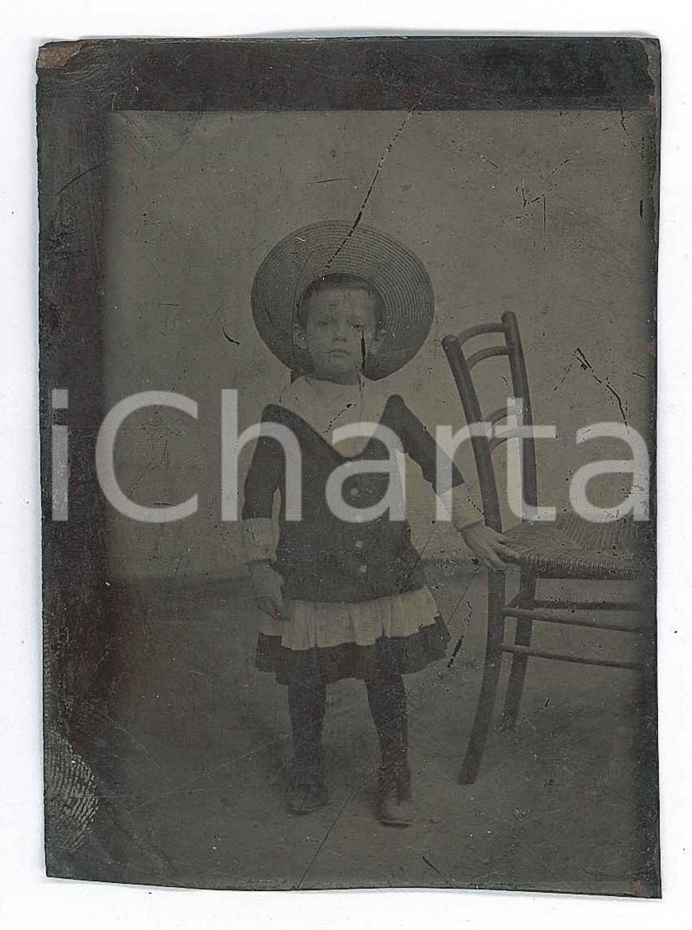 Fotografia d epoca originale 1890 ca ITALIA Ritratto di bambina con la sedia  Foto FERROTIPIA 6x9 cm 1