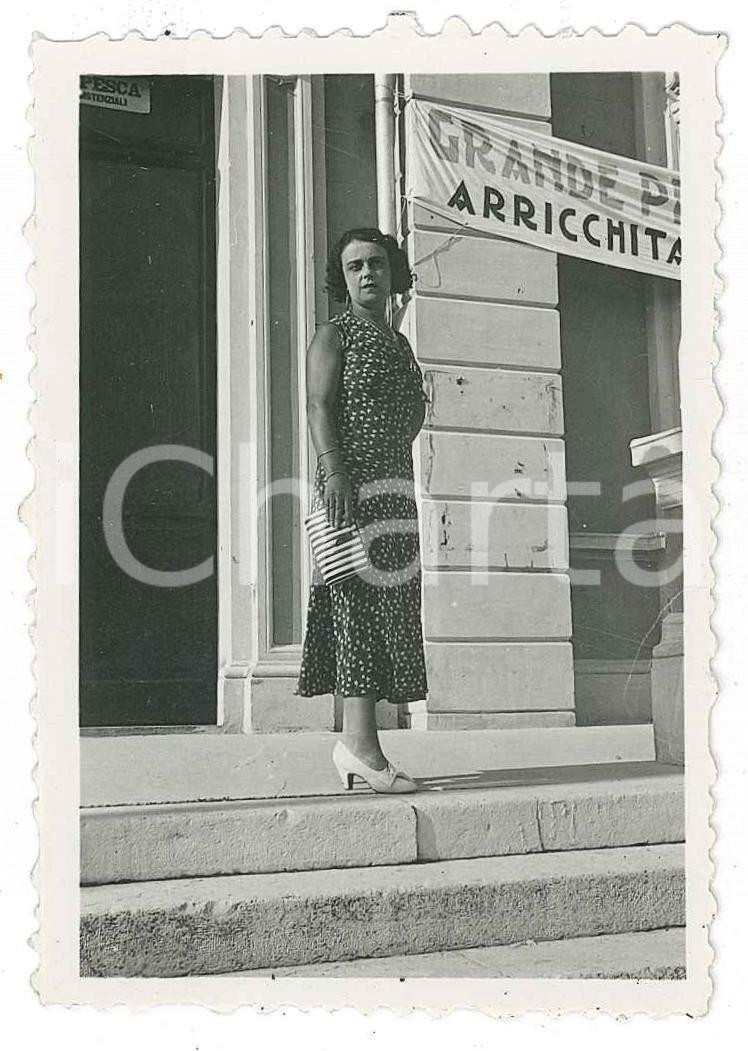 Fotografia d epoca originale 1932 CATTOLICA RN Giovane donna su scalinata  Foto VINTAGE 6x8 cm 1