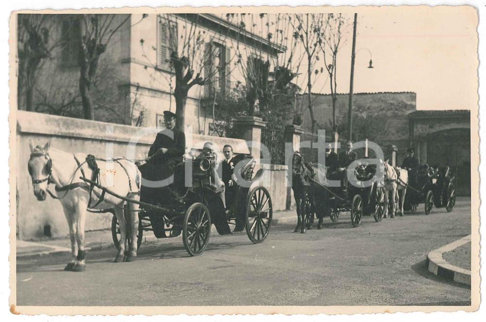 Fotografia d epoca originale 1930 ca COSTUME  MILANO  Passaggio di carrozze  Foto BELLINA 18x13 cm 1