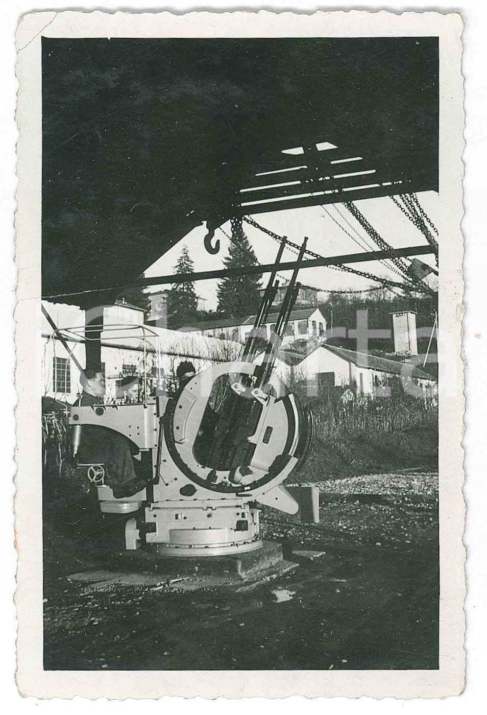 Fotografia d epoca originale 1933 LOMBARDIA Cannonemitragliera SCOTTI in un capannone  Foto 1