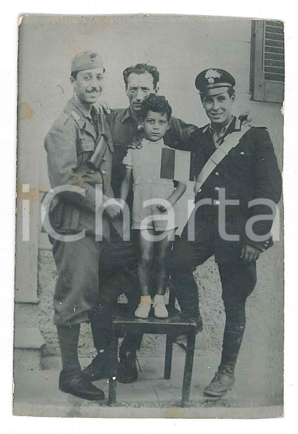 Fotografia d epoca originale 1945 ca ITALIA Ufficiali con bambino e tricolore   Foto patriottica 6x8 cm 1