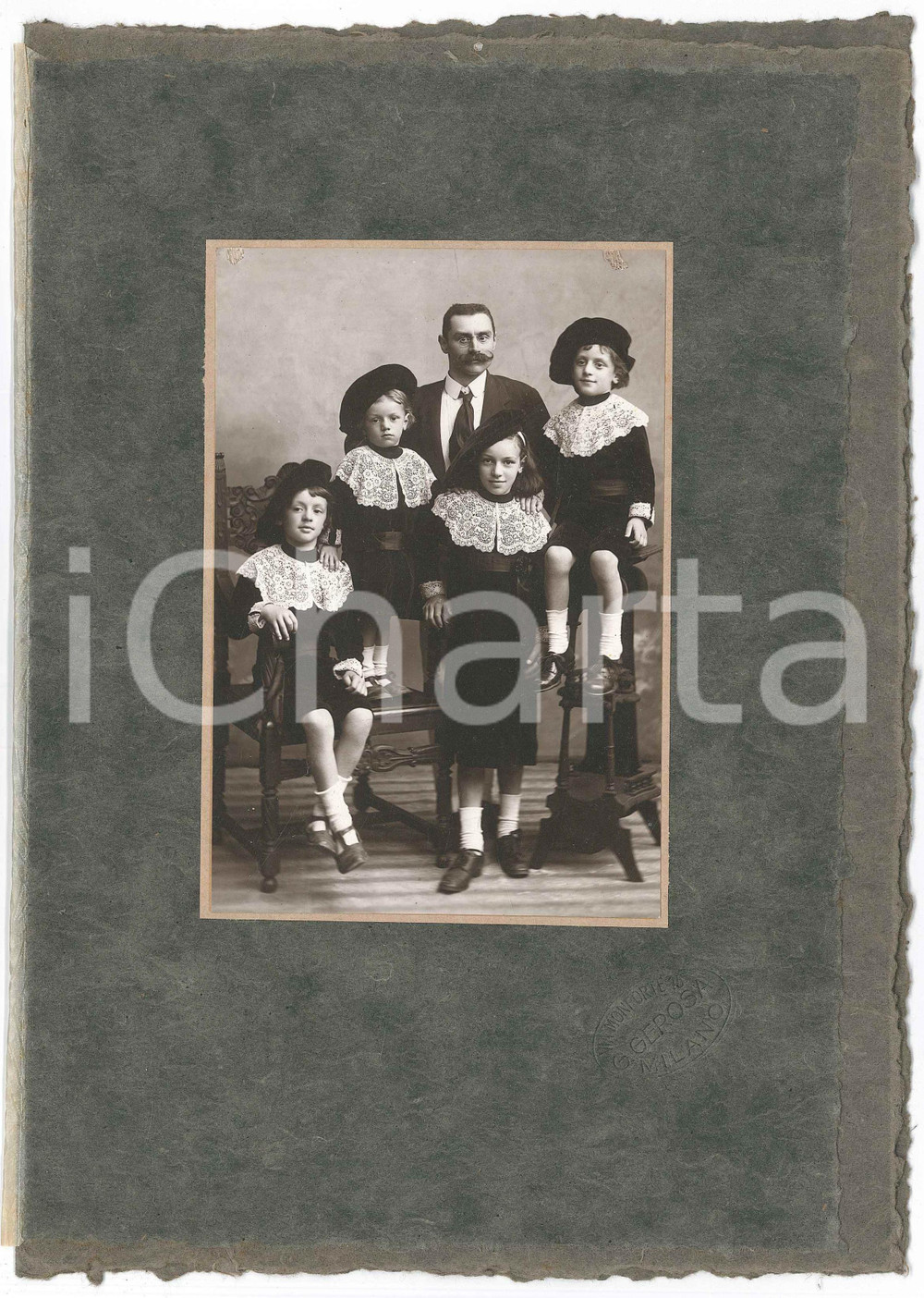 Fotografia d epoca originale 1925 ca MILANO Padre con i quattro figli  Ritratto  Foto G. GEROSA 1