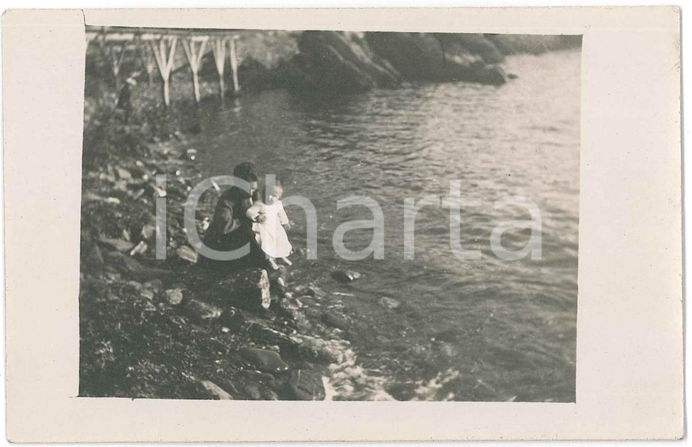 Fotografia d epoca originale 1925 ca COSTUME ITALIA Madre e figlia al fiume  Foto anonima 14x9 cm 1